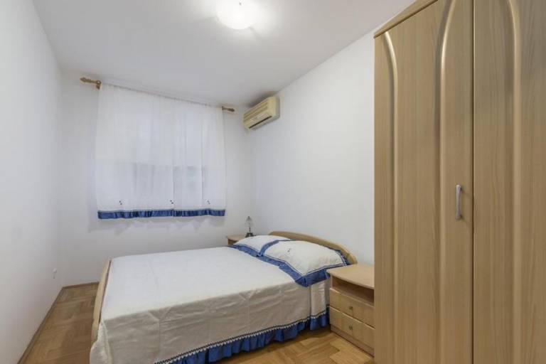 Apartment with 1 room for 4 persons in Novigrad