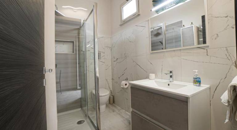 Serviced apartment with terrace, private pool & garden — photo 2