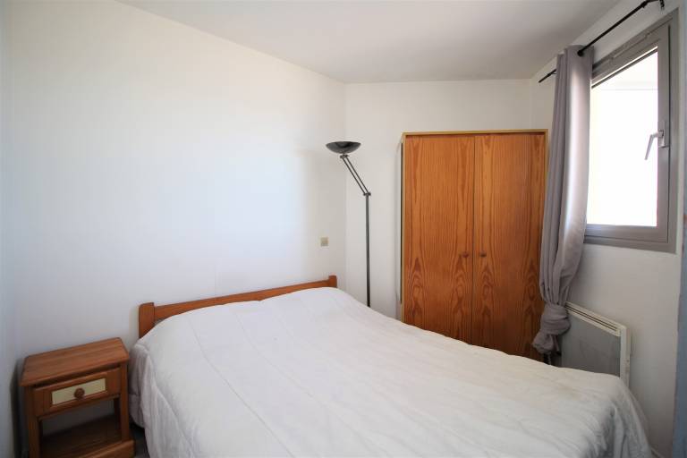 Apartment with yard — photo 4