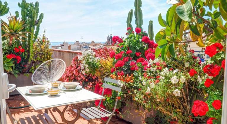 Apartment with patio & yard in Sitges