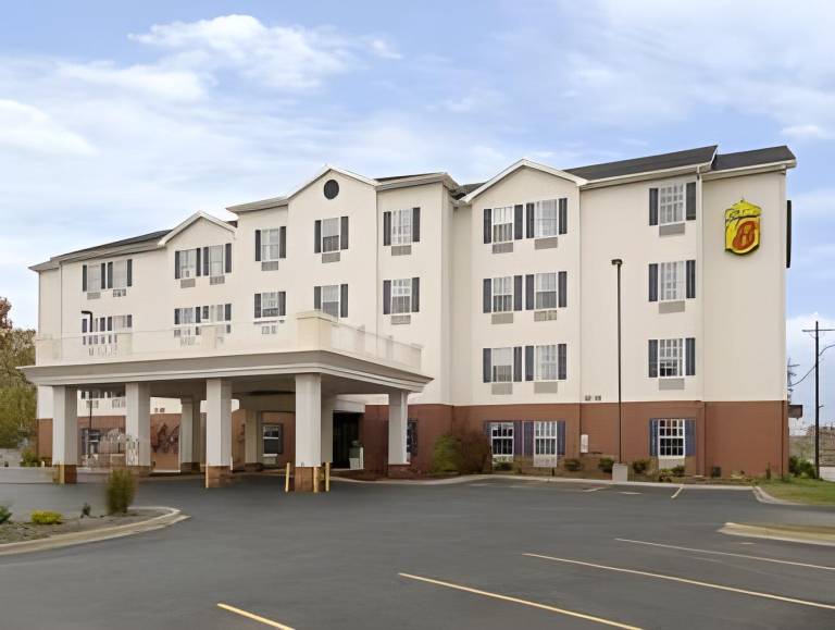 Super 8 By Wyndham Louisville/Expo Center in Louisville, KY