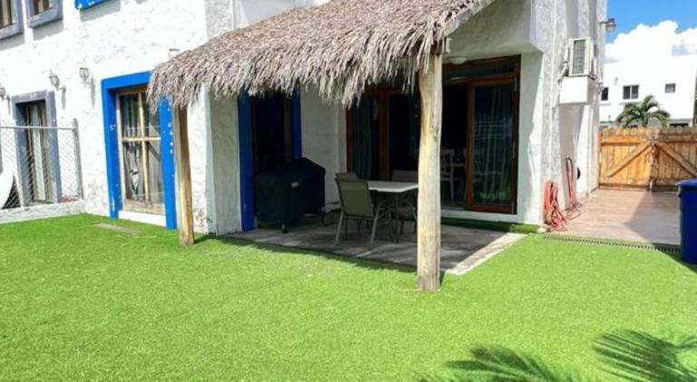 House with pool — photo 2
