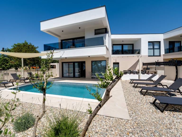 Vacation home with BBQ, yard & private pool — photo 2