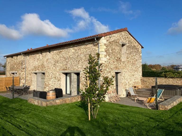 Fully equipped cottage with hot tub, barbeque & garden | Pets are welcome in Nantes