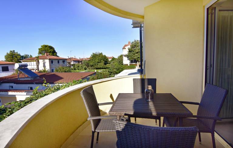 Rental apartment with terrace | City view — photo 2