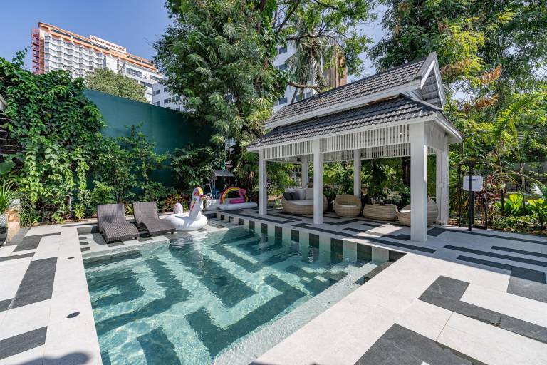 Family-oriented villa with garden, grill & pool | Near Chiang Mai Night Bazaar | Perfect for remote work | Pet-friendly in Chiang Mai