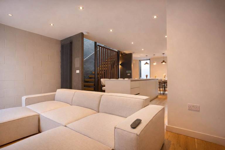 Child-friendly nice vacation home with garden & patio | Close to Manchester Town Hall | Good for workation | Dogs allowed — photo 4