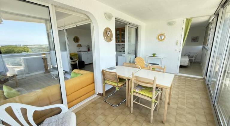 Apartment with pool — photo 5