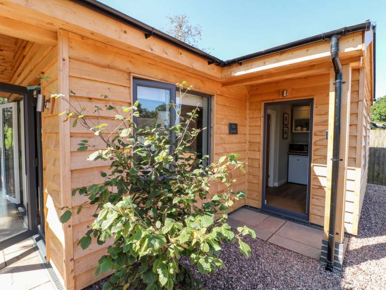 Cottage with barbeque & garden — photo 3