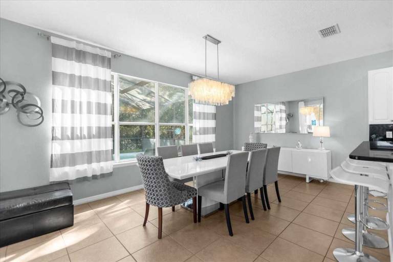 Spacious 7-bedroom home in Kissimmee, perfect for family getaways! — photo 4