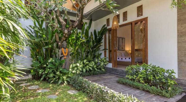 Villa with pool — photo 5