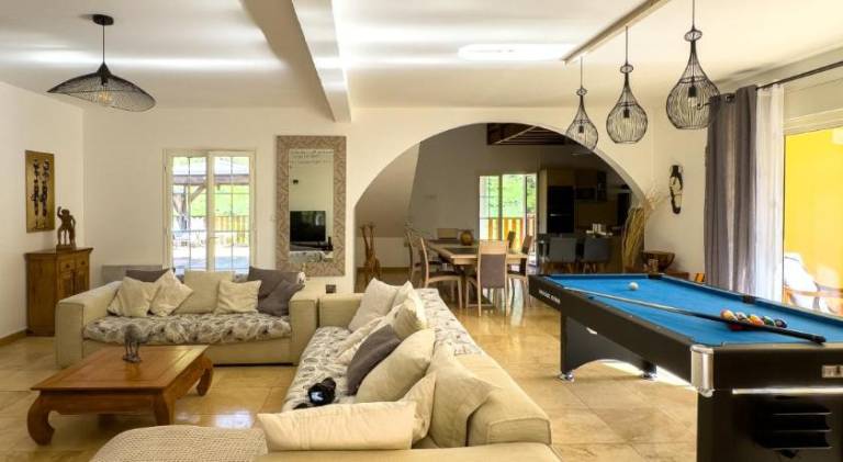 180 m&sup2; Villa