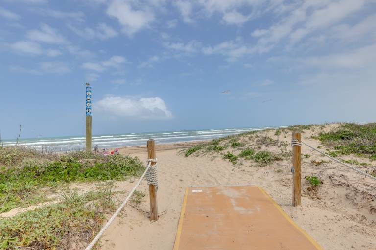 Walkable Studio w/ Pool in South Padre Island! — photo 5