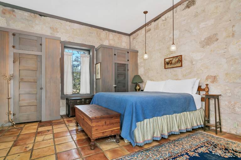 Adams Travis Historic 1890 home 1BR/1BA Walk to Main Hot Tub — photo 5