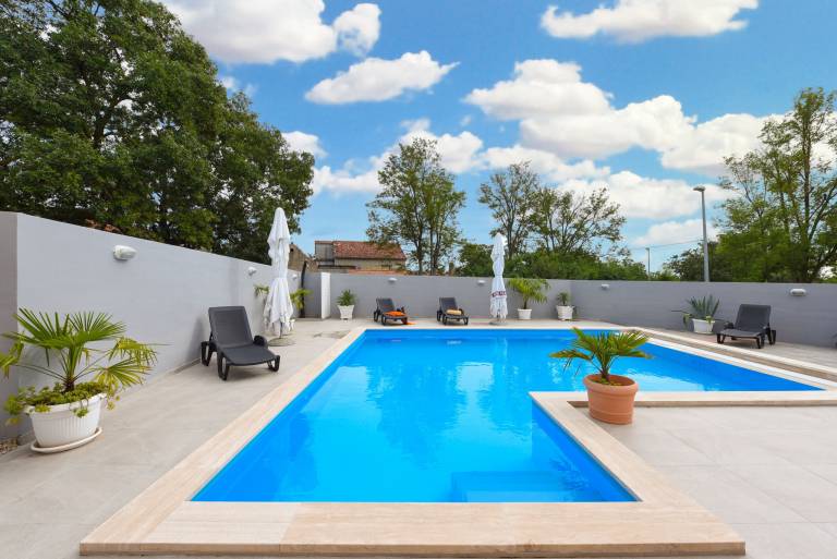 Child-friendly spacious villa with private pool, grill & yard | Pets allowed — photo 3