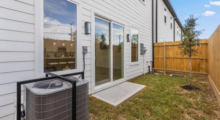 Modern 3 Bedroom 3 Bath Home Near Downtown Houston With Garage — photo 3