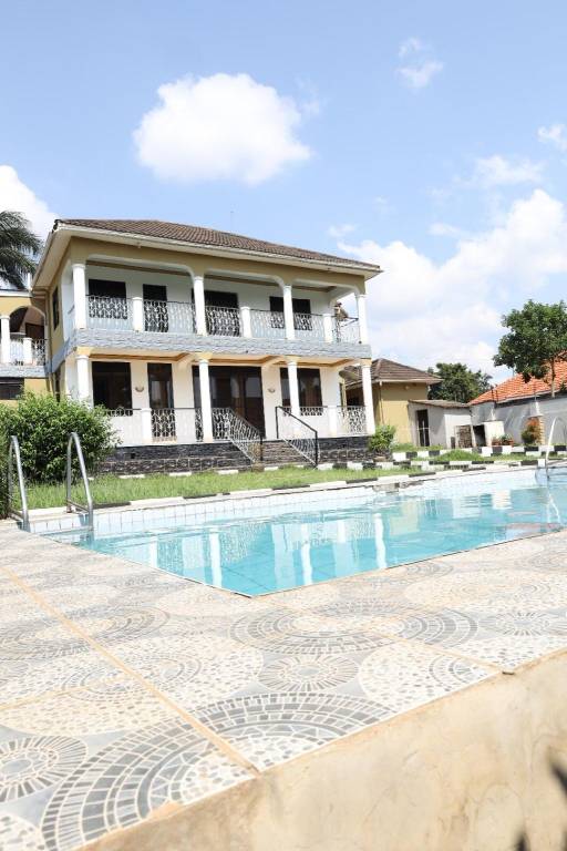 Viola Muyenga Pool House — photo 3