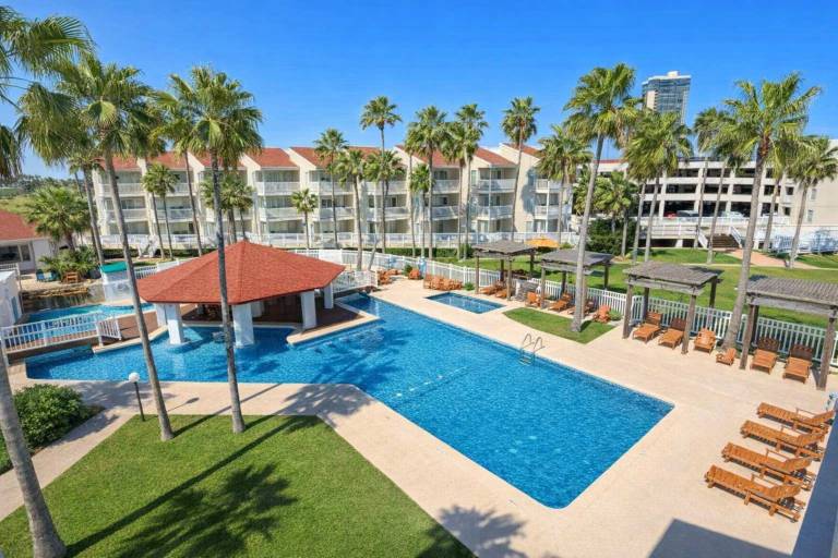 Fresh & Bright 1BR Condo - Pool View & Steps to Beach — photo 5