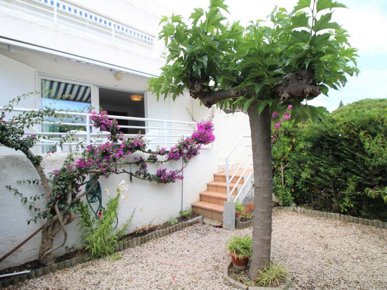 Spacious Ground Floor Apartment with Terrace & Garden, 200m from Grifeu Beach — photo 3