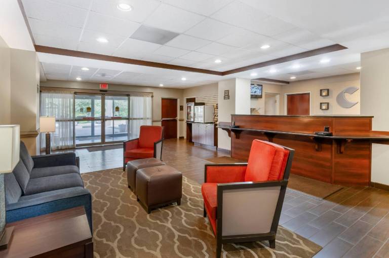 Comfort Inn & Suites — photo 2
