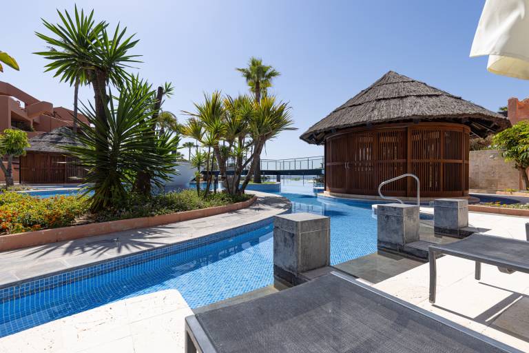 Exclusive, Pet-Friendly Frontline Beach Penthouse with Pool, Terrace & Wi-Fi — photo 4
