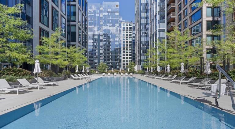 Holiday apartment with pool | City view | Perfect for remote work