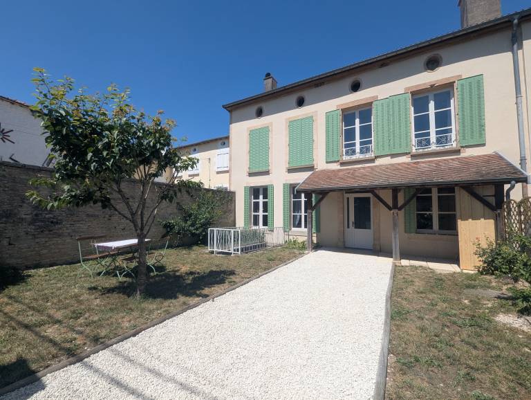 Gite with yard & patio in Chaumont