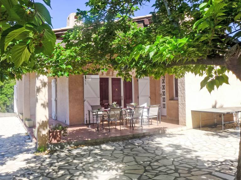 Fully equipped vacation home with patio & yard | Nature view | Dogs allowed — photo 2