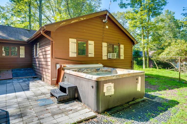 3 Mi to Slopes! Hot Tub Haven Near Lake Harmony — photo 3