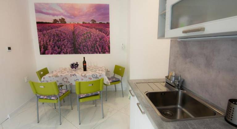 Apartment with patio & yard | Dogs allowed — photo 5