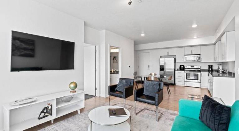 Modern Resort Styled 2BR Apt W Pool, Gym & Hot Tub — photo 2