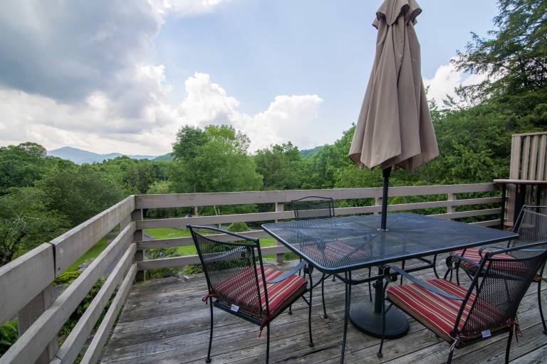 Vacation home with pool & BBQ | Mountain view — photo 5