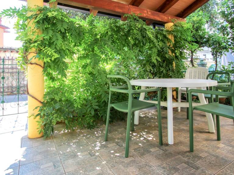 Nice holiday apartment with terrace | Next to the beach | Dogs allowed in Porec