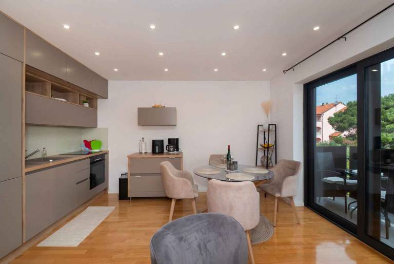 Apartment with 2 rooms for 5 persons in Vodice