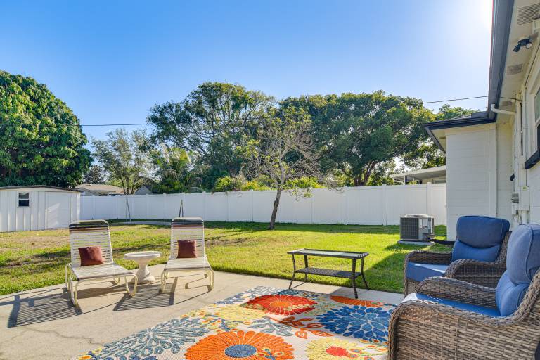 Beach-Hop, Bike & BBQ! Clearwater Home w/ Yard — photo 2