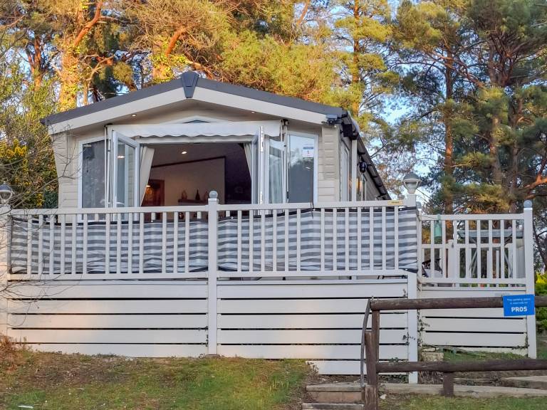 Cottage with pool, barbecue & garden | River view in Wareham