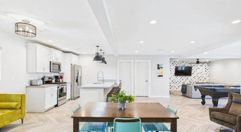 Vacation home with pool — photo 4