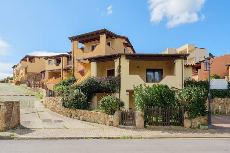 Charming vacation home with garden & patio | Sea view | Next to the beach | Dogs allowed in Golfo Aranci