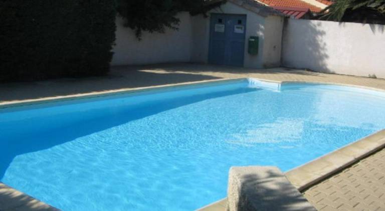 House with pool — photo 4