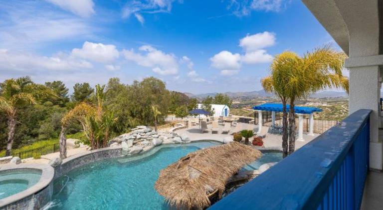 Ample villa with hot tub & pool | Pets allowed — photo 3