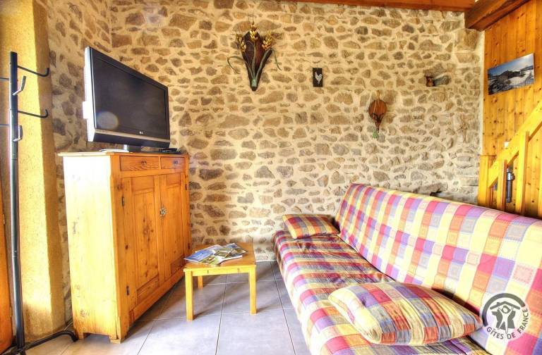 Gite with patio, yard & BBQ — photo 4
