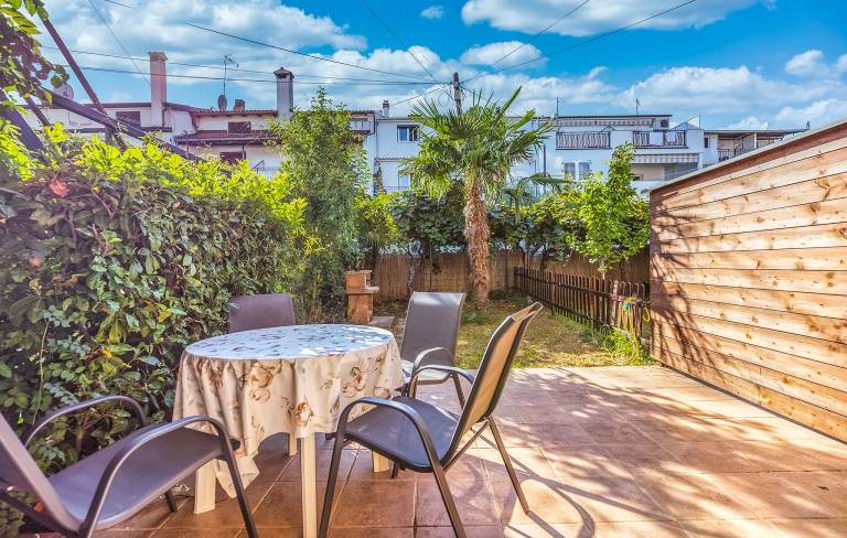 Rental apartment with patio, barbeque & yard — photo 2