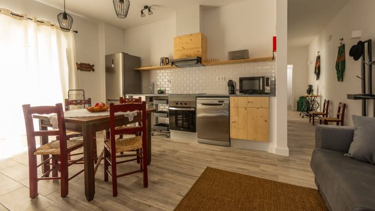Family-friendly charming rental with pool, BBQ & yard | Nature view | Dogs allowed — photo 3