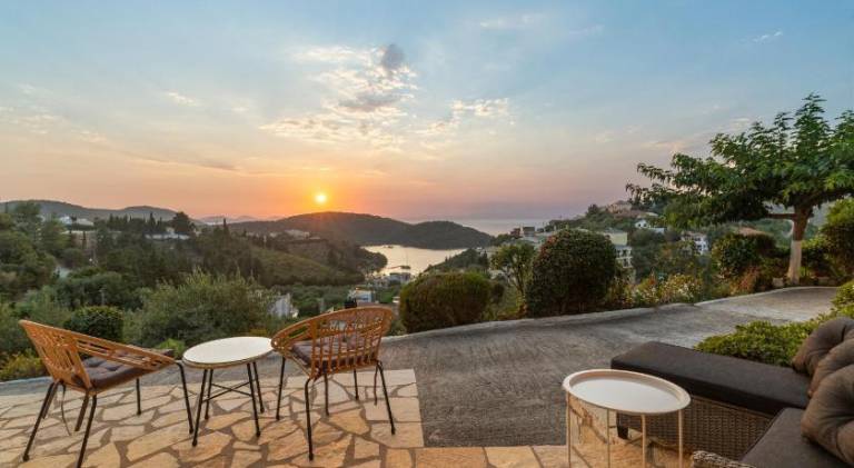 Villa with patio & yard | Pets allowed — photo 4