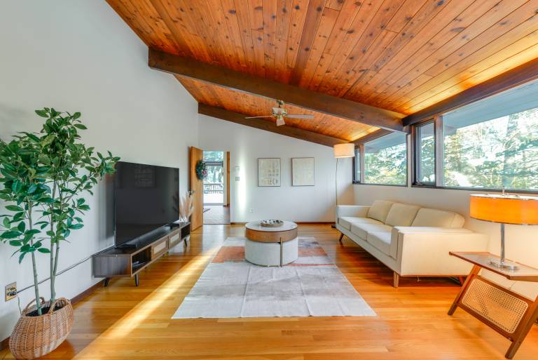 World Cup Home Base: Gorgeous MCM Deck House! — photo 4