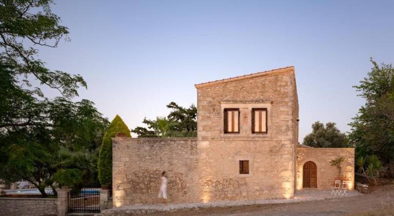 Villa with pool & terrace — photo 4