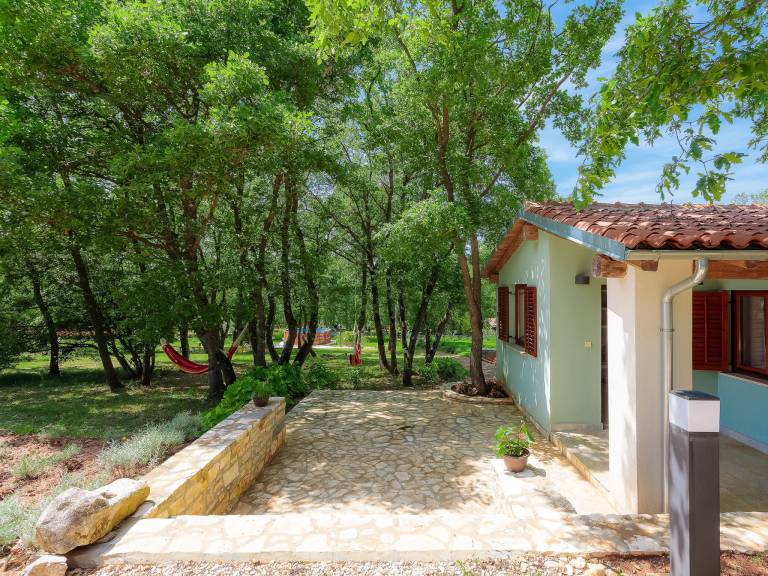 House with yard, grill & private pool — photo 2