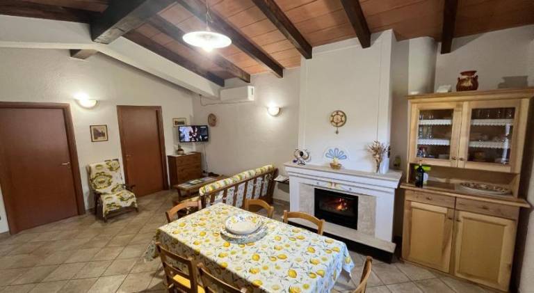 Chalet with yard & barbeque — photo 2