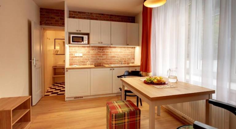 Charming serviced apartment with patio | Pet-friendly — photo 2