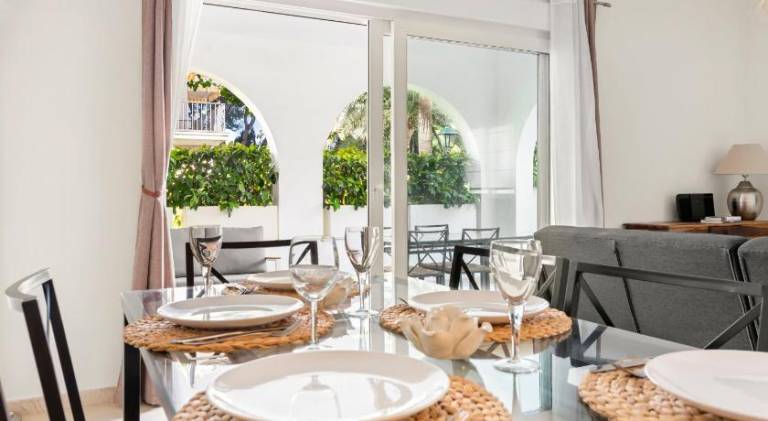 Apartment with patio & private pool in Marbella